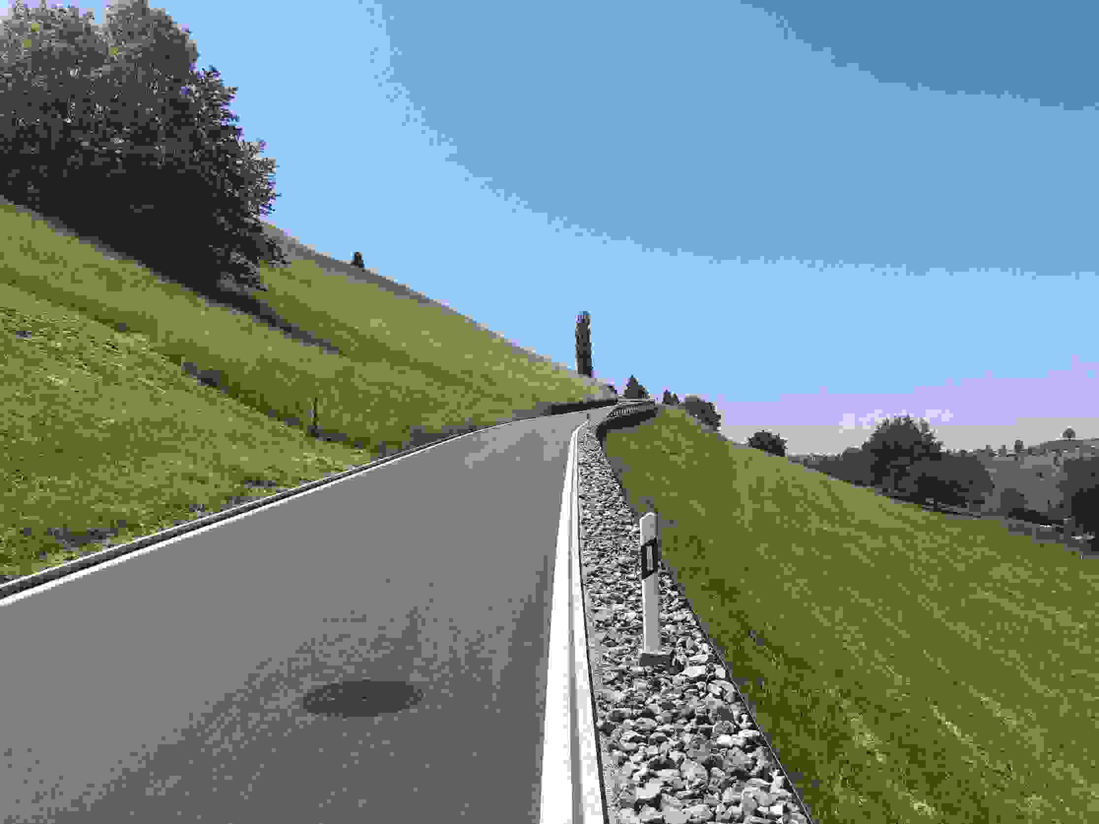Seelistrasse Hütten - Mur de soutènement côté vallée