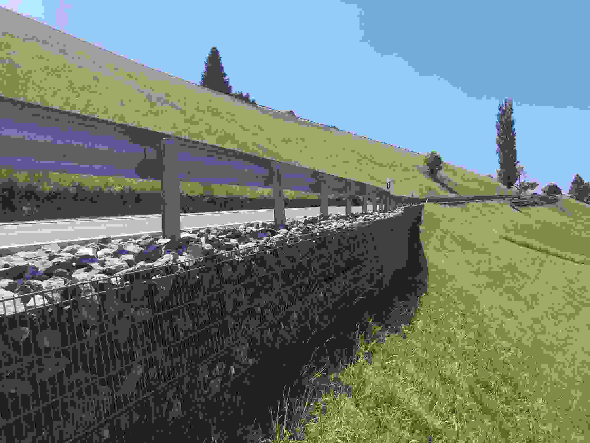 Seelistrasse Hütten - Mur de soutènement côté vallée