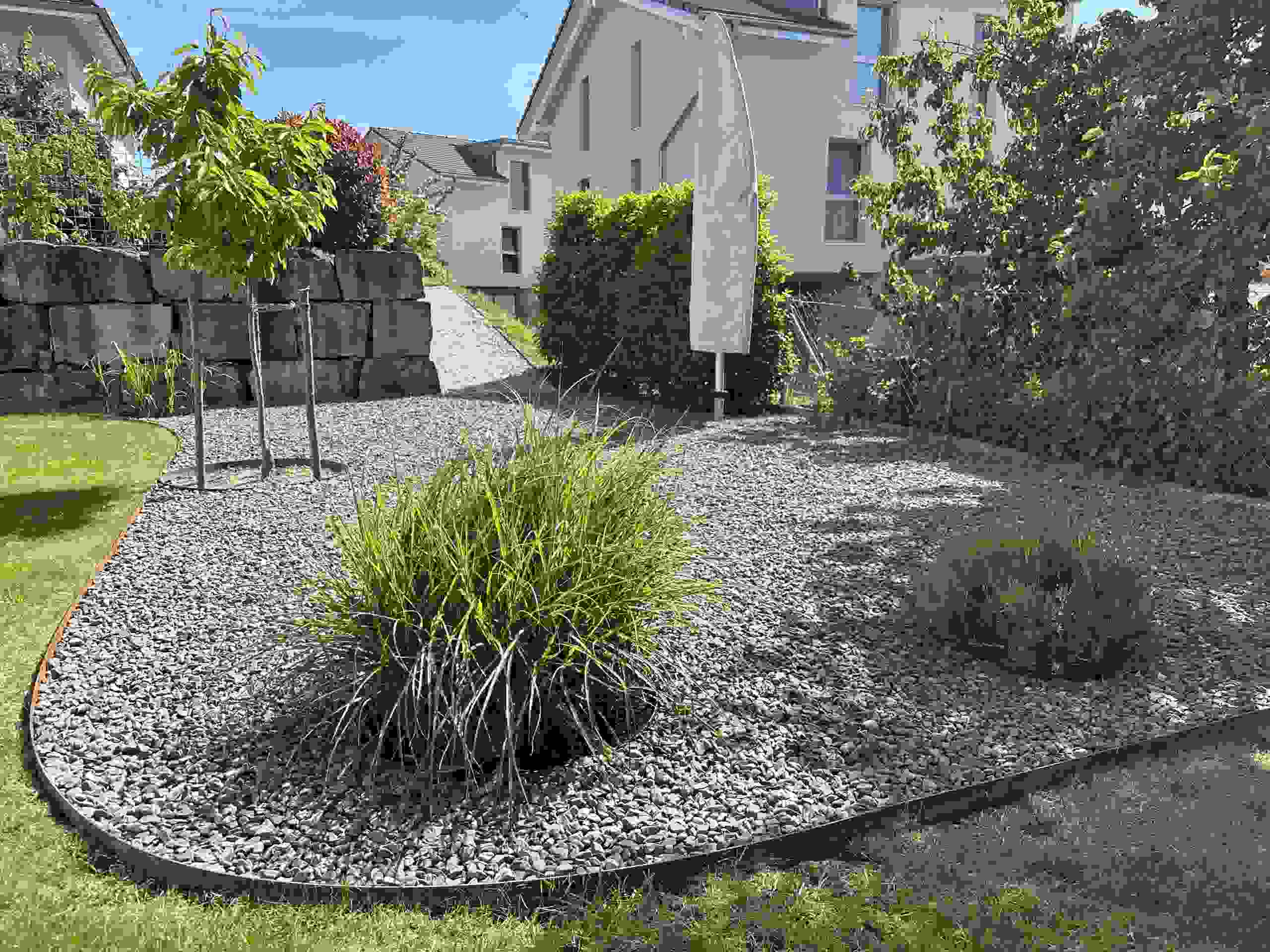 Privatgarten Murten – Eleganter Sitzbereich dank Gartenkiesfixierung