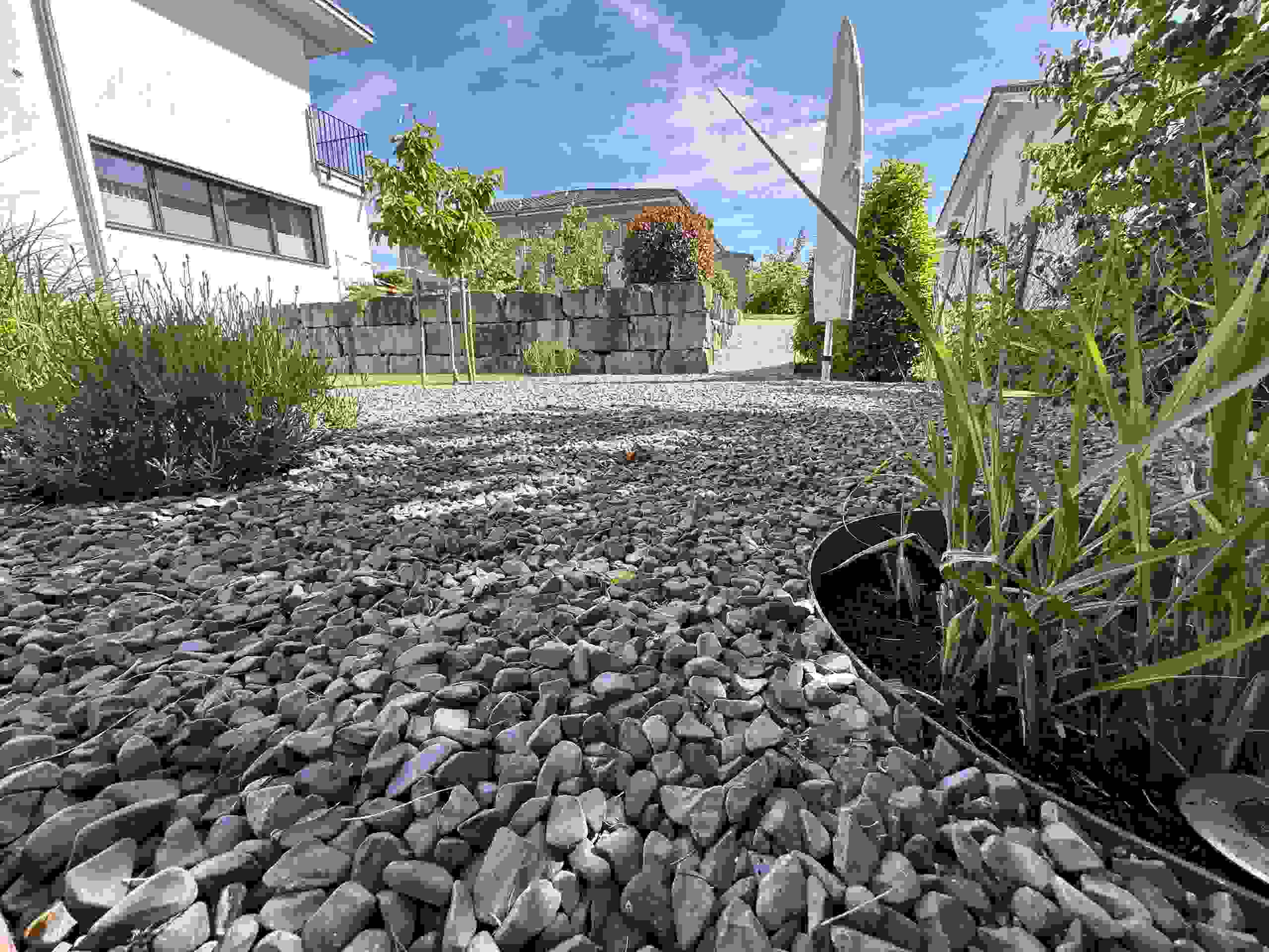 Privatgarten Murten – Eleganter Sitzbereich dank Gartenkiesfixierung