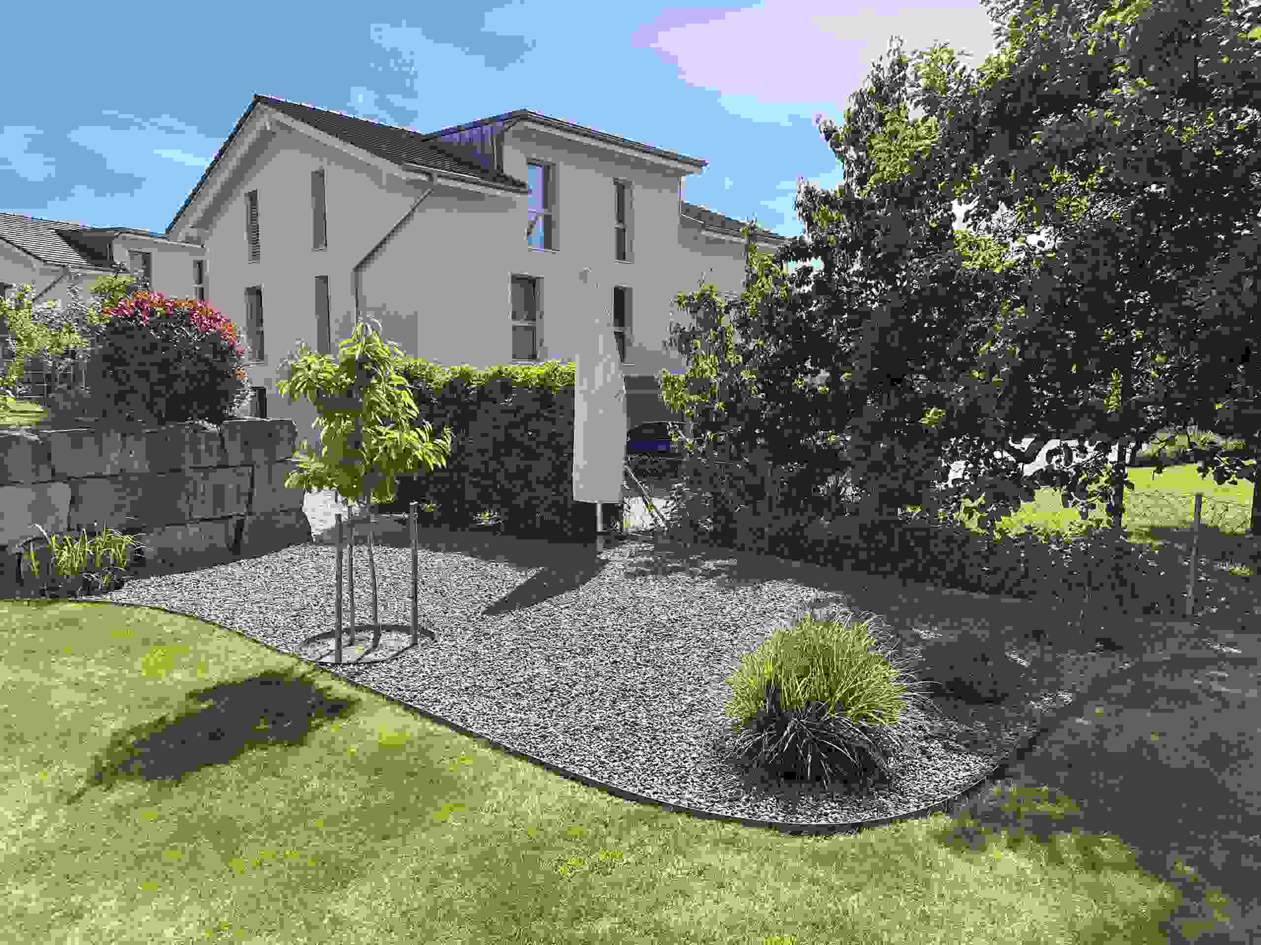 Privatgarten Murten – Eleganter Sitzbereich dank Gartenkiesfixierung