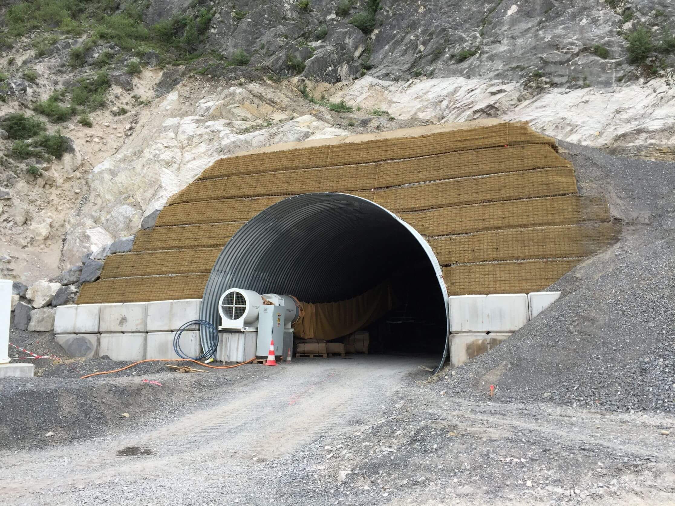 steinschlagschutztunnel_carrieres_darvel_1.jpg