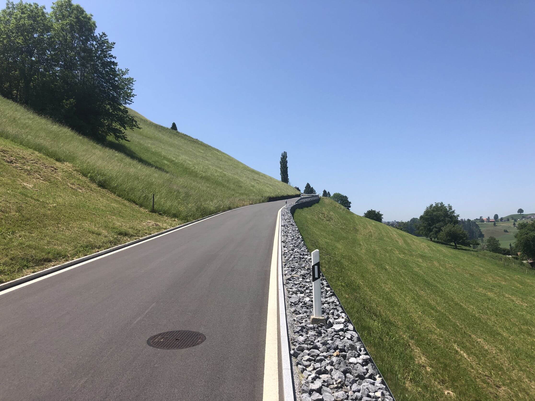 Seelistrasse Hütten - Mur de soutènement côté vallée