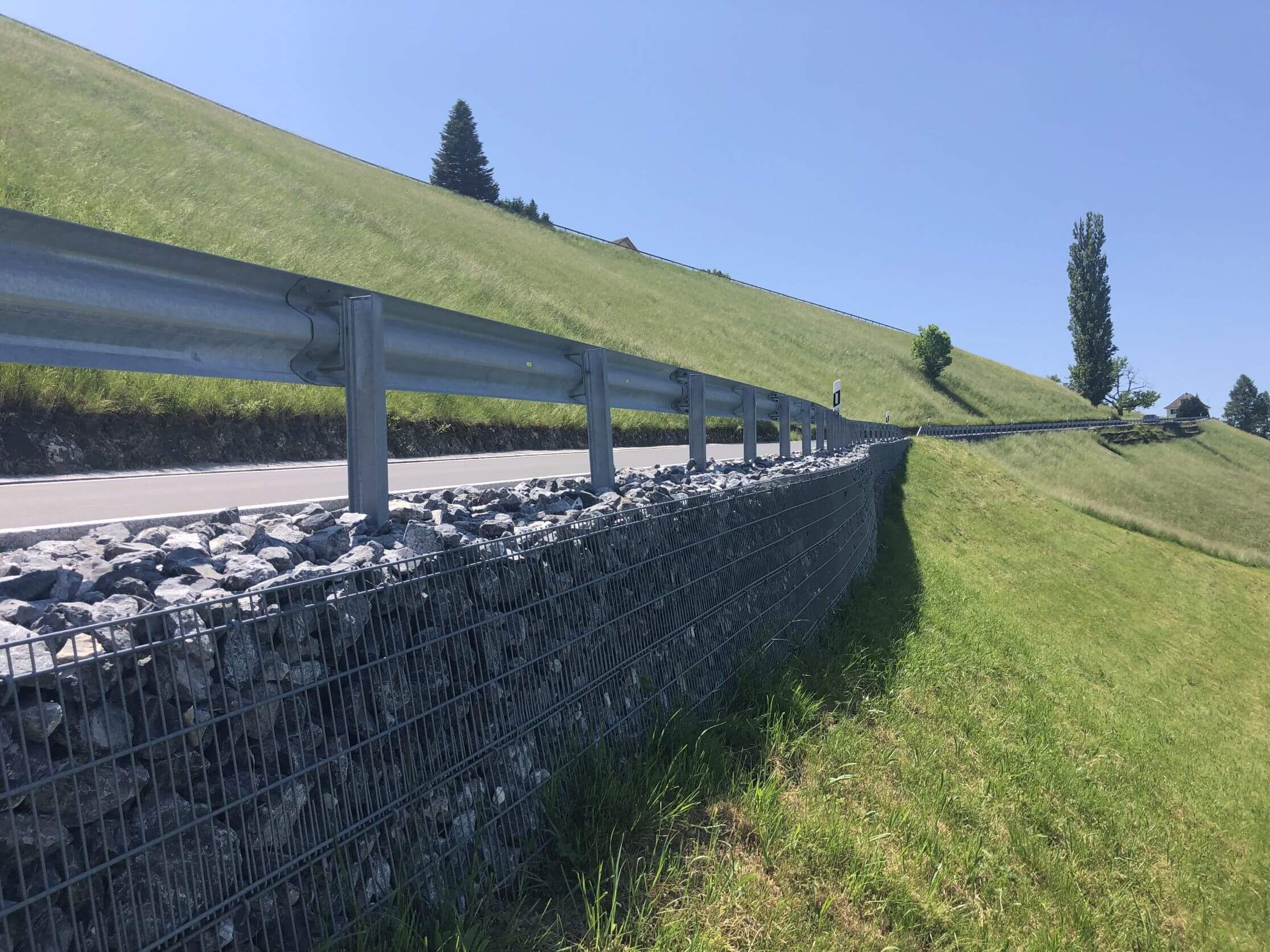 Seelistrasse Hütten - Mur de soutènement côté vallée