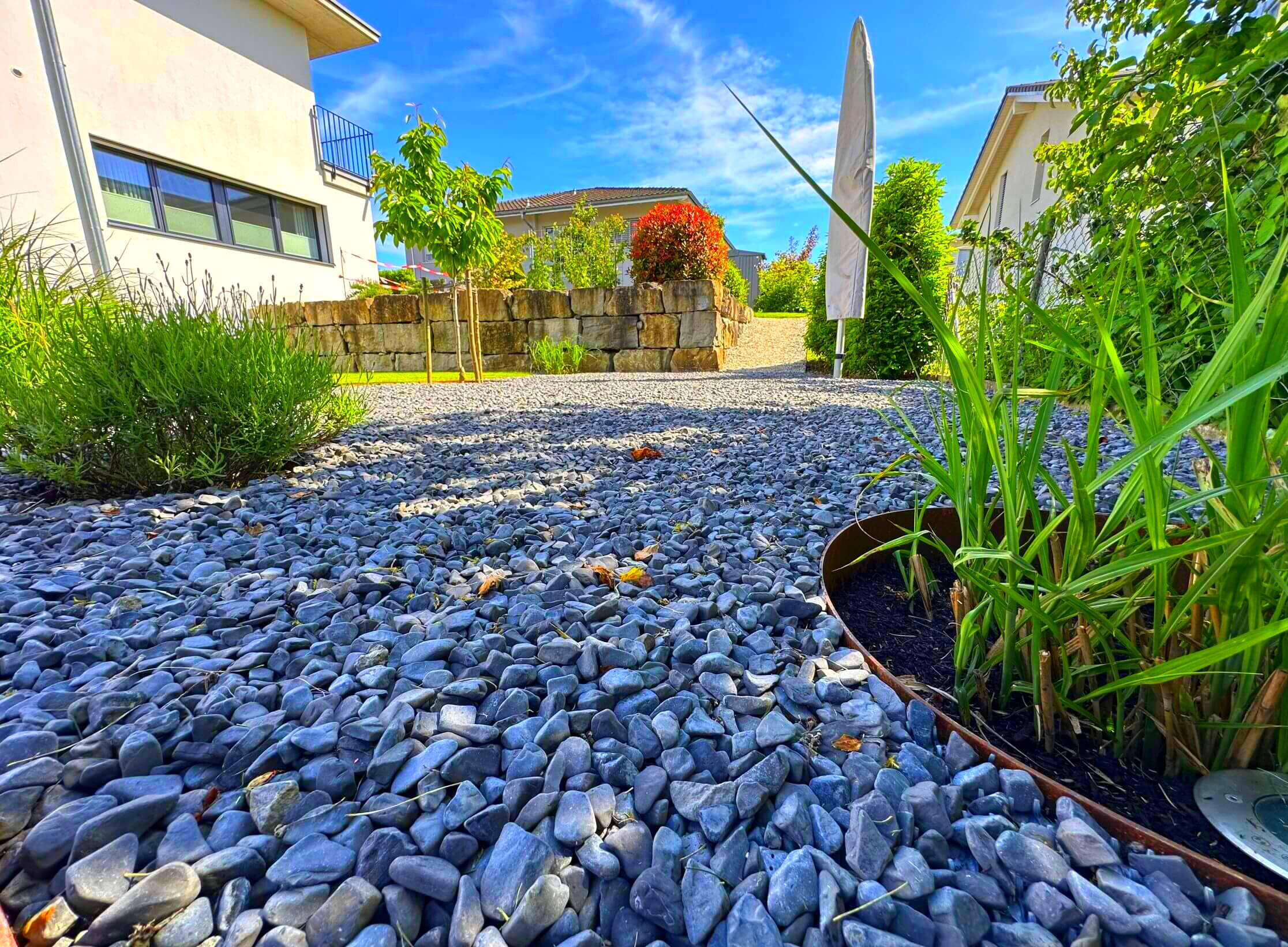 Privatgarten Murten – Eleganter Sitzbereich dank Gartenkiesfixierung