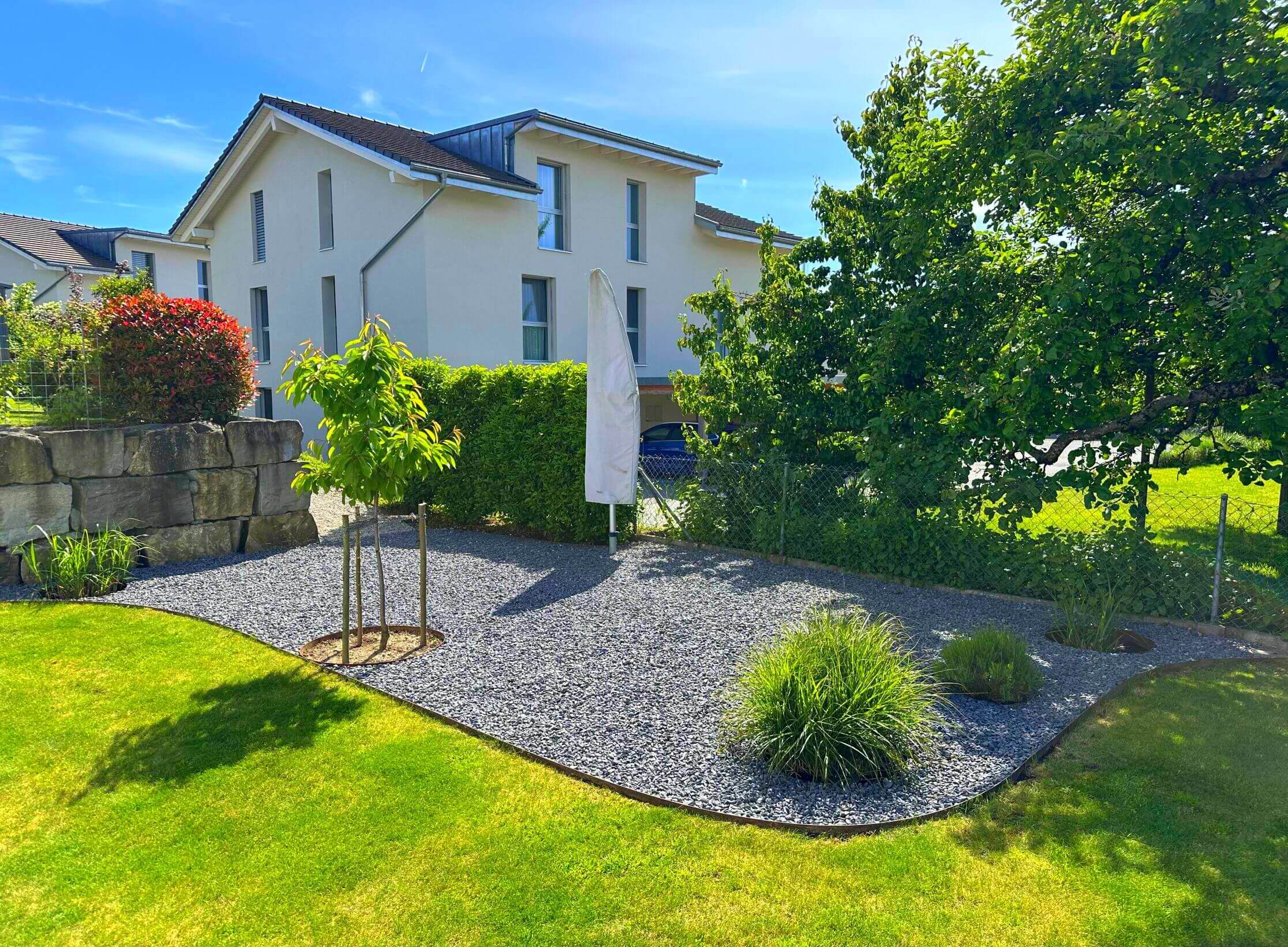 Jardin privé à Morat – Coin salon élégant grâce à la stabilisation du gravier de jardin.