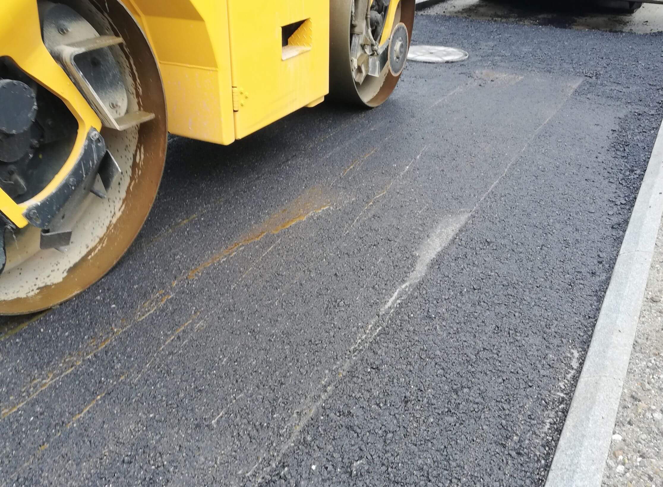 Kantonsstrasse Freienbach: Vom Beton zum Flüsterasphalt Kantonsstrasse Freienbach: Vom Beton zum Flüsterasphalt