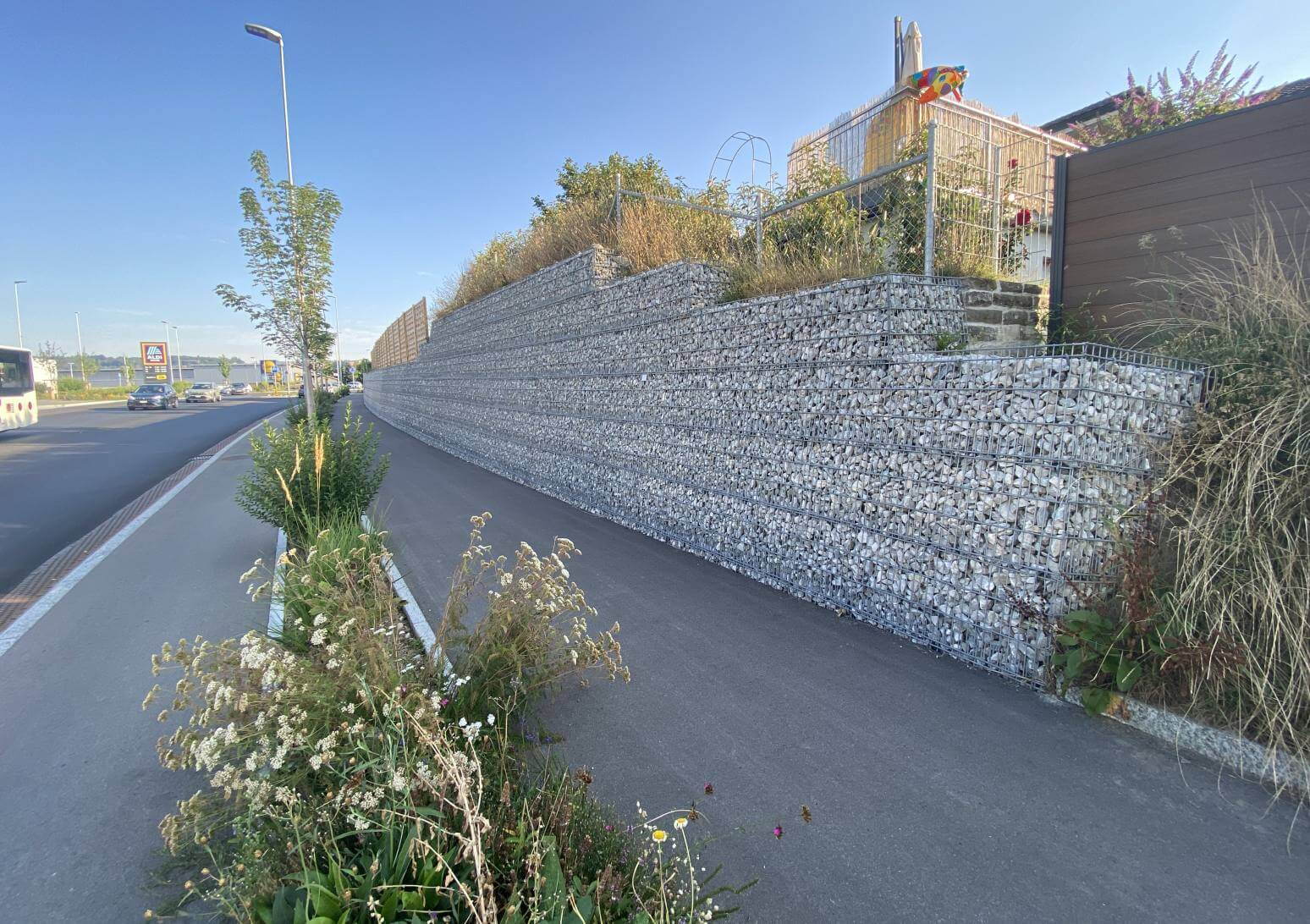 Route cantonale Marly - Fribourg - Mur de soutènement avec protection acoustique intégrée Route cantonale Marly - Fribourg - Mur de soutènement avec protection acoustique intégrée