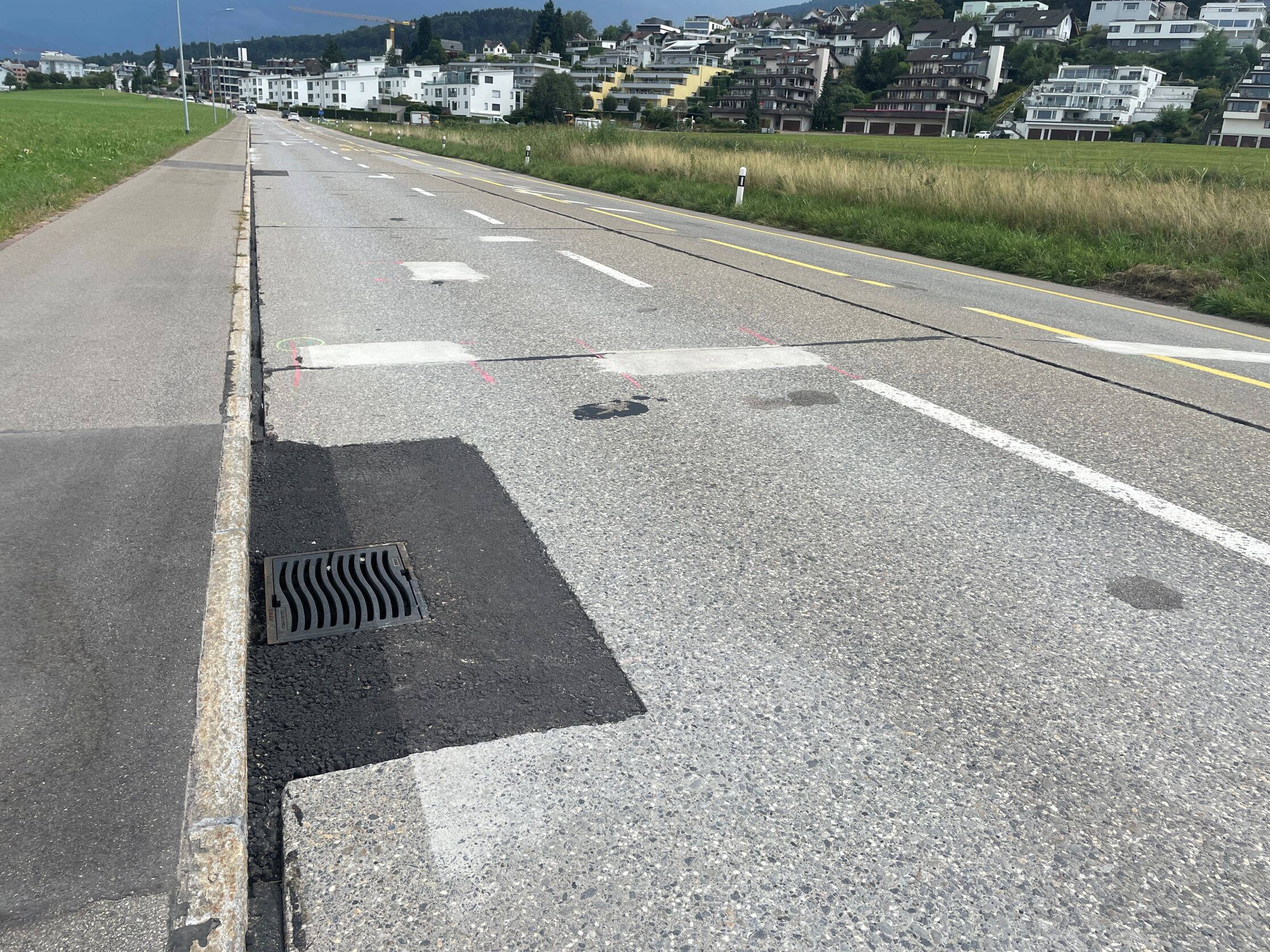 Kantonsstrasse Freienbach: Vom Beton zum Flüsterasphalt Kantonsstrasse Freienbach: Vom Beton zum Flüsterasphalt