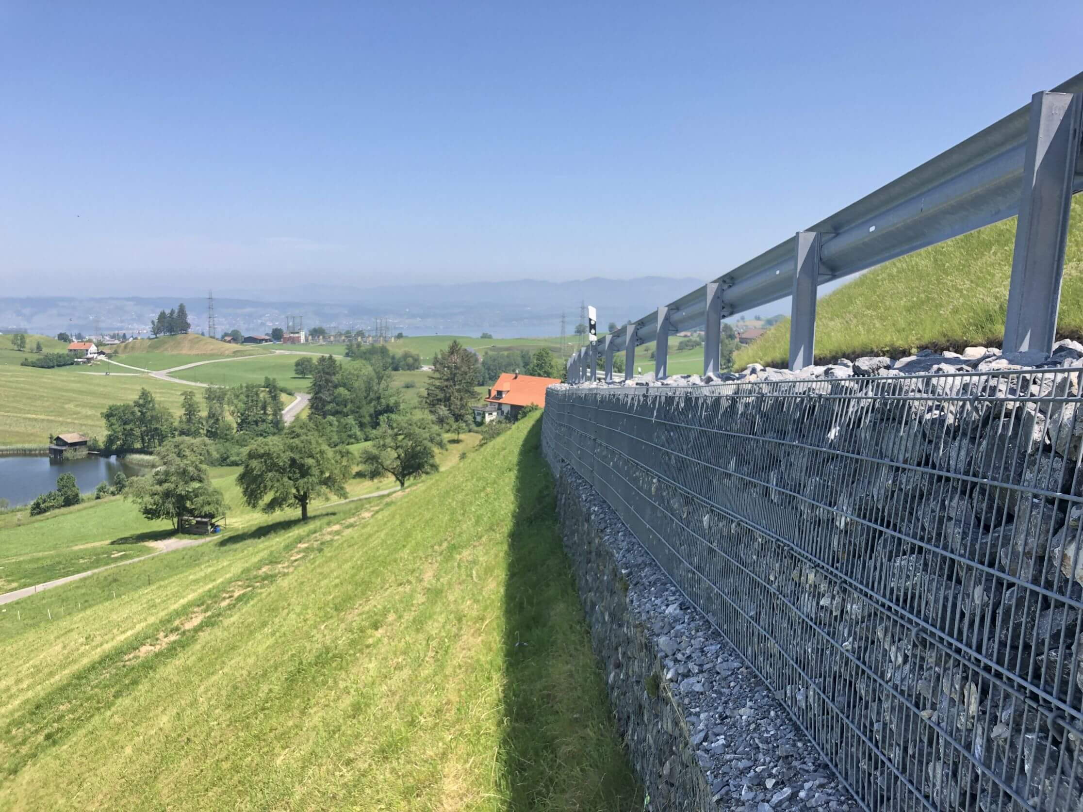 Seelistrasse Hütten - Mur de soutènement côté vallée