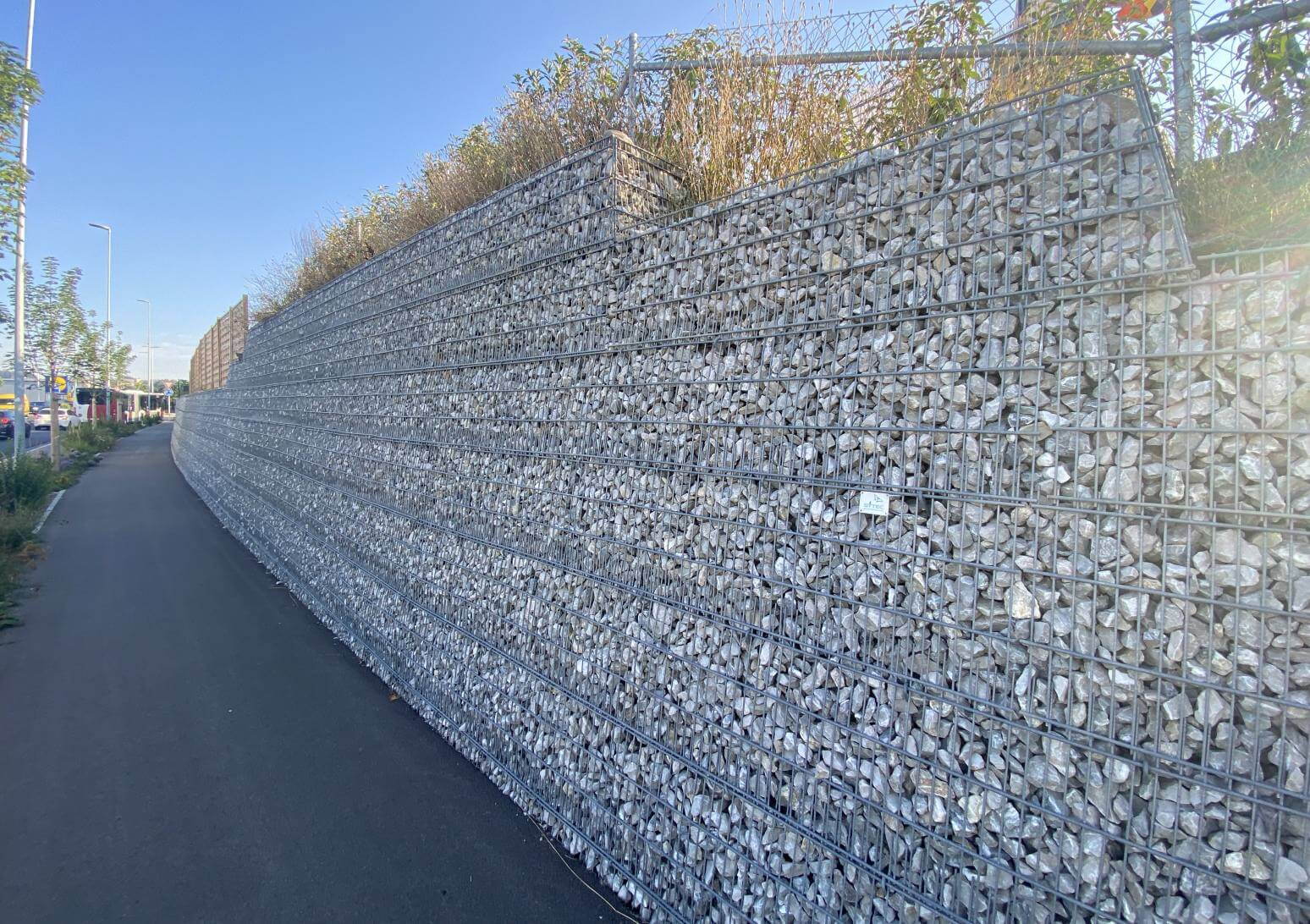 Kantonsstrasse Marly - Fribourg - Stützmauer mit integriertem Lärmschutz Kantonsstrasse Marly - Fribourg - Stützmauer mit integriertem Lärmschutz