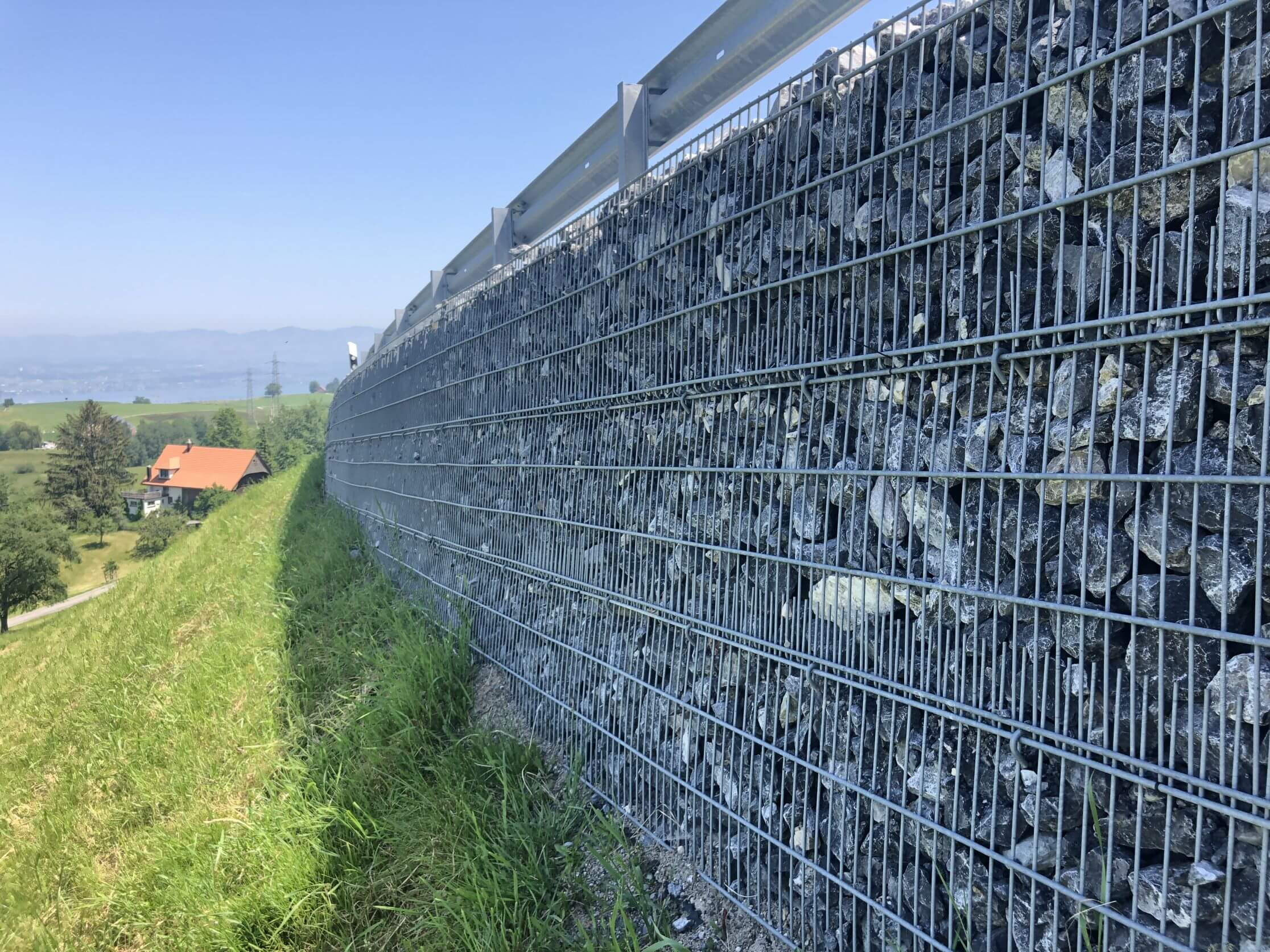 Seelistrasse Hütten - Mur de soutènement côté vallée