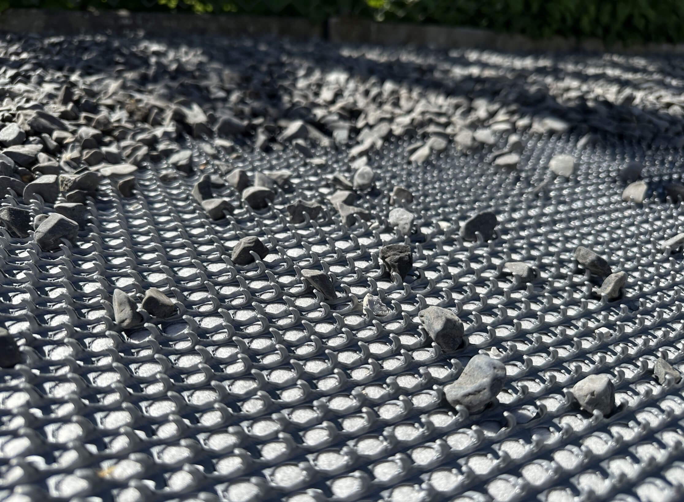 Jardin privé à Morat – Coin salon élégant grâce à la stabilisation du gravier de jardin.