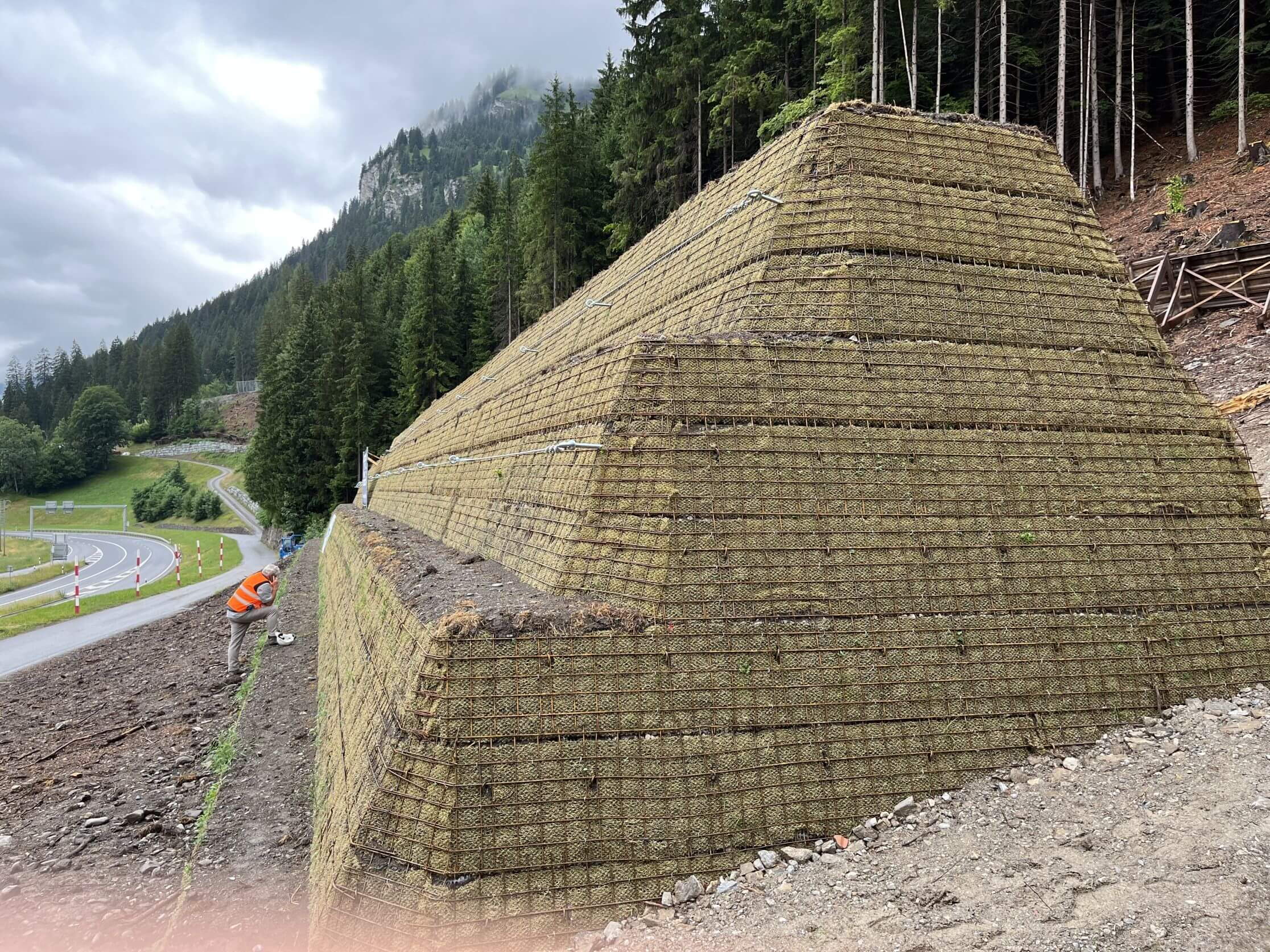 Gruobwald Klosters - Schutzdamm für RhB, A28 und Kantonsstrasse Gruobwald Klosters - Schutzdamm für RhB, A28 und Kantonsstrasse