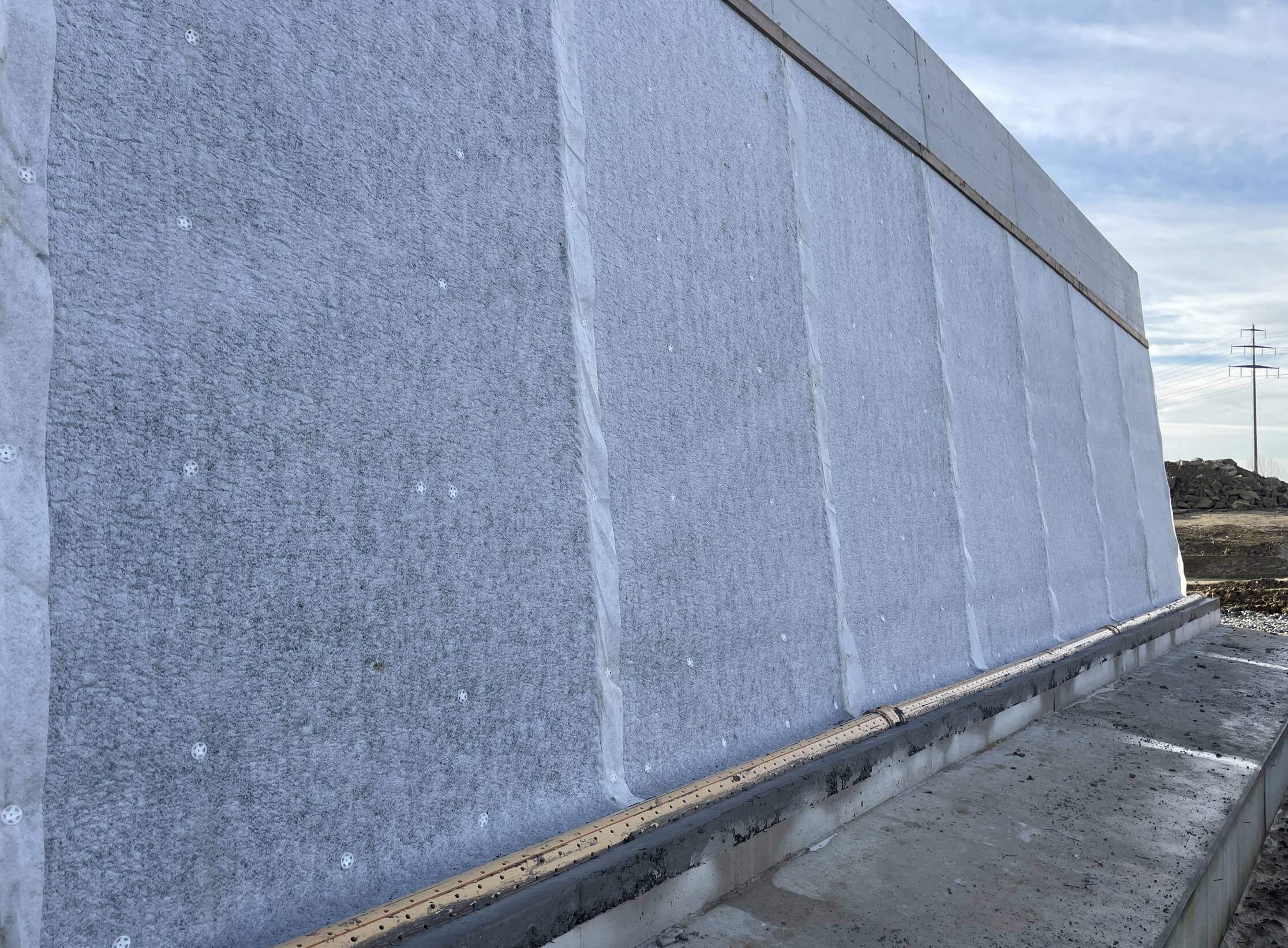 Contournement de Cham – Drainage sécurisé pour des murs de soutènement durables aux raccordements de ponts Contournement de Cham – Drainage sécurisé pour des murs de soutènement durables aux raccordements de ponts