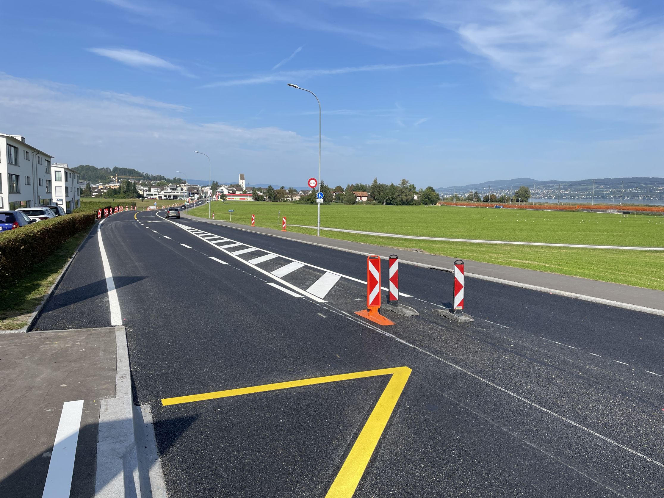 Kantonsstrasse Freienbach - vom Beton zum Fl�sterasphalt_1