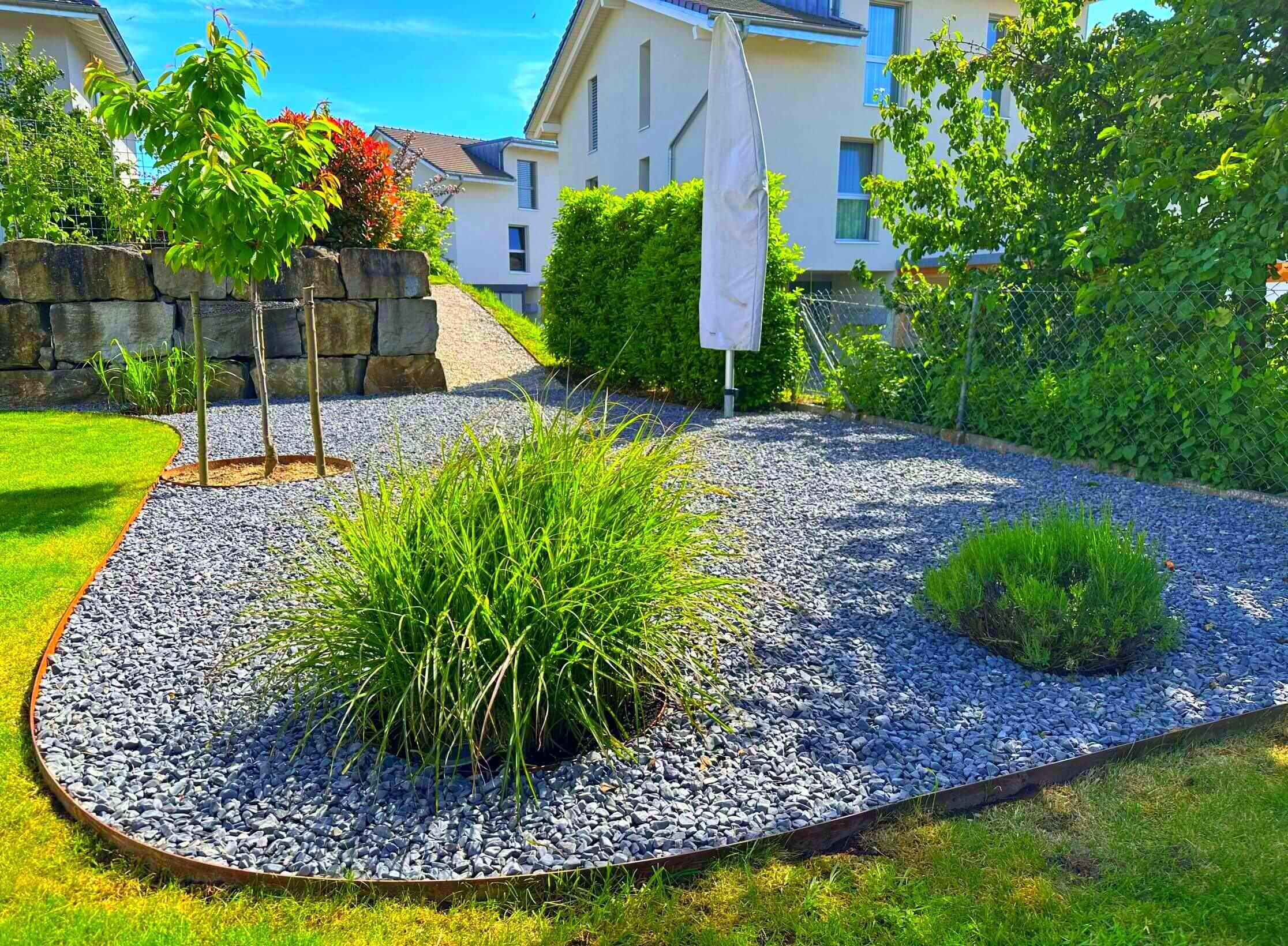 Giardino privato a Murten – Zona soggiorno elegante grazie alla stabilizzazione della ghiaia da giardino